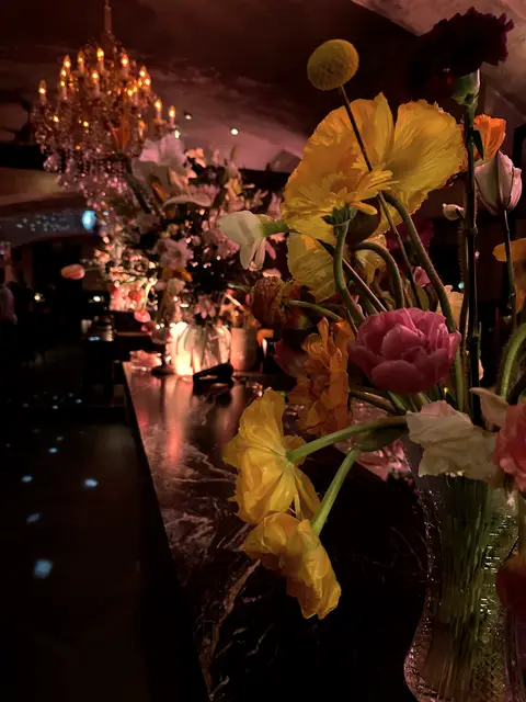 Glamouröse Barnacht mit Luster, Frühlingsblüten und Discolicht