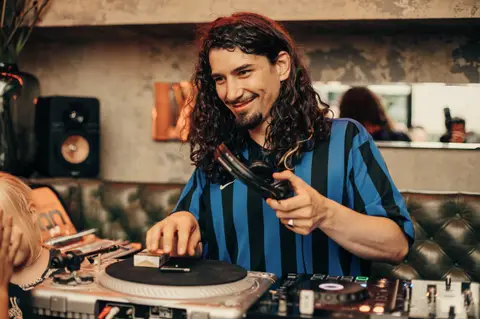 DJ am Pult, Party in Bewegung