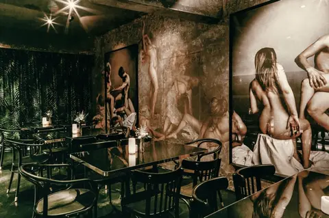 Restaurant Hinten — das Wandgemälde über den Tischen
