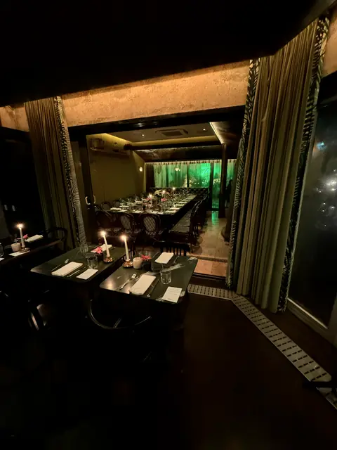 Garden-Room — kleiner Raum, grüne Wand, Kerzen auf dem Tisch