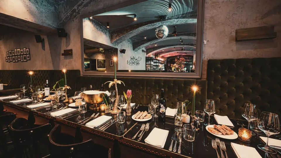 Festlich gedeckte Tafel mit Kerzen im Restaurant Thell